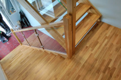 Isot julkisentilan U-tasanteelliset tammiportaat lasikaiteilla