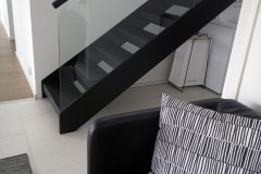 Metallirunkoinen vahvennettu askelma, täysin sileä reisituki runkotolpattomat lasikaiteet upotettuna runkoon.