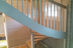 Toiveiden mukaan sävytettyjä koivuportaita sekä pystypinnakaiteita