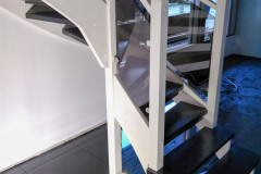 Tummia lasikaiteita RST-kiinnikkeillä