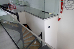 U-mallin tammiaskelma porras lasit RST-kiinnikeillä tasanteella tolpattomat alakiinnitys lasikaiteet