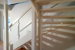 Valkoiset koivuportaat lasikaiteilla